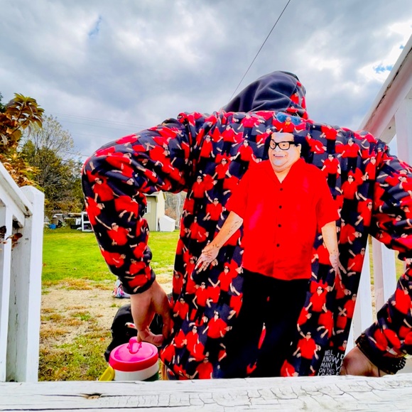 Danny DeVito Red & Black Lumberjack Zipper Hoodie - Frank Reynolds Always Sunny - Picture 1 of 11